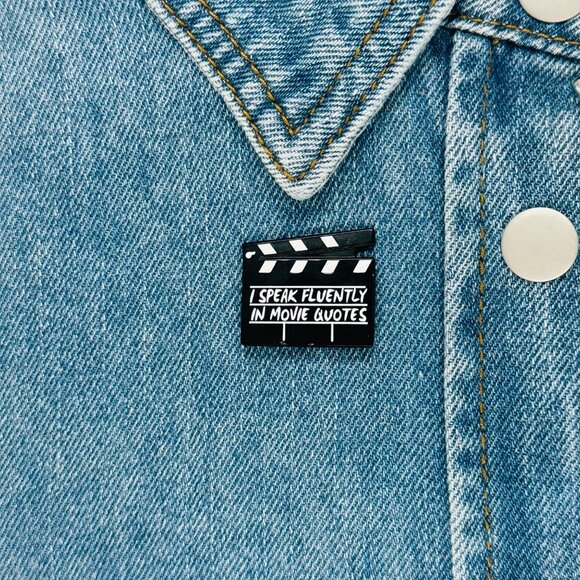 ⭐Movie Set Clapboard Enamel Pin Speak Fluently In Movie Quotes Brooch Black New⭐ - Picture 1 of 6